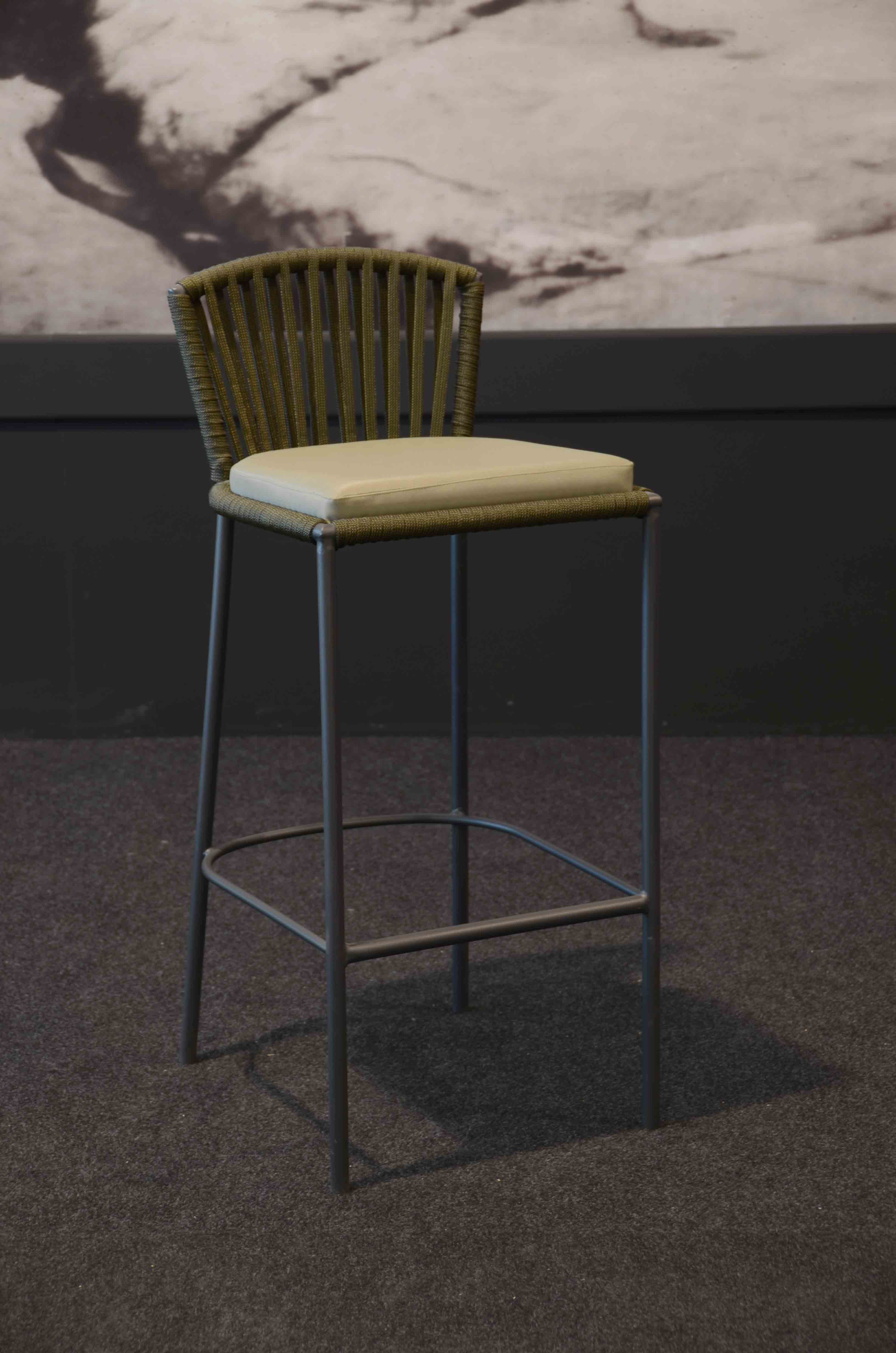 Taburete con respaldo exterior encordado Habana